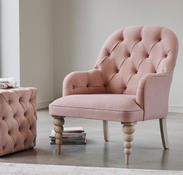 Pink and grey bedroom – pink accent chair